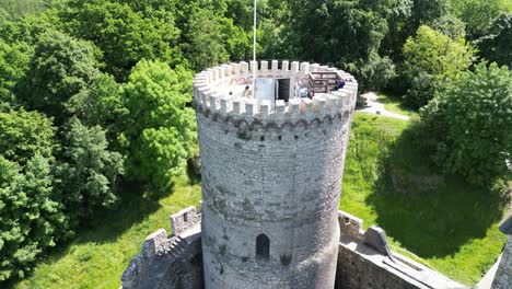 Castillo-Medieval-De-Bedzin-Con-Torreta,-Murallas-Y-Patio-Durante-Un-Hermoso-Día-De-Verano-Rodeado-De-Exuberante-Vegetación,-Hierba-Y-árboles-Bajo-Un-Cielo-Azul-Claro