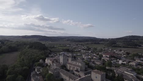 Toma-Aérea-De-Establecimiento-Sobre-La-Histórica-Ciudad-De-Tresques-En-Francia