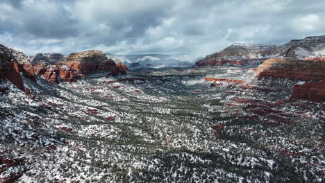 Paisaje-Natural-Cubierto-De-Nieve-Sobre-Sedona-Y-Rocas-Rojas-En-Arizona,-Estados-Unidos.