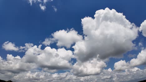 Große-Weiße-Wolke-über-Einem-Klaren-Blauen-Himmel-|-Große-Weiße-Flauschige-Wolke