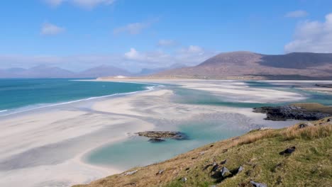 Vista-Panorámica-Del-Paisaje-Costero-Del-Océano-Durante-La-Marea-Baja,-Pisos-De-Arena,-Playa-Y-Montañas-En-La-Isla-De-Lewis-Y-Harris,-Hébridas-Exteriores,-Escocia-Occidental,-Reino-Unido