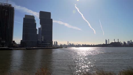 Mirando-Al-Sur-Hacia-El-Bajo-Manhattan-En-Nueva-York-Desde-Queens