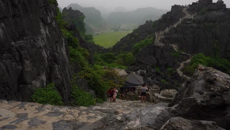 Gente-Timelapse-Visitando-La-Cueva-Mua---Ninh-Binh