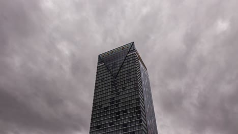 Timelapse-De-Nubes-Pasando-Por-Peppers-Broadbeach-En-La-Costa-Dorada