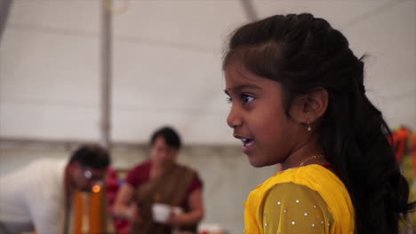 Ein-Junges-Hinduistisches-Mädchen-Beim-Ganesh-Fest