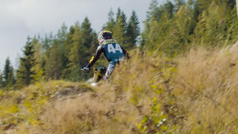 Una-Piloto-De-Motocross-Salta-Su-Bicicleta-En-Cámara-Lenta