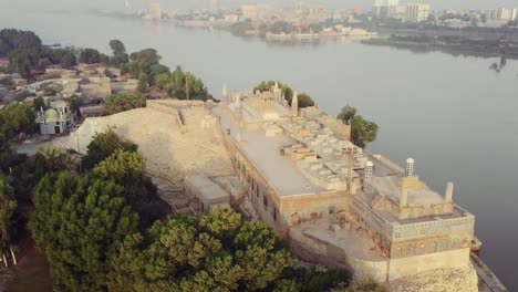 Luftaufnahme-Von-Satin-Jo-Aastan-Neben-Dem-Indus-Fluss-In-Pakistan