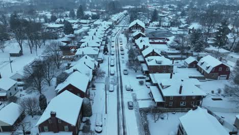 Pintoresco-Barrio-Americano-En-Una-Ciudad-Cubierta-De-Nieve