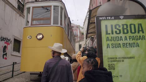 Touristen-Warten-An-Einem-Bewölkten-Tag-An-Der-Straßenbahnhaltestelle-In-Lissabon,-Portugal-Auf-Die-Straßenbahn