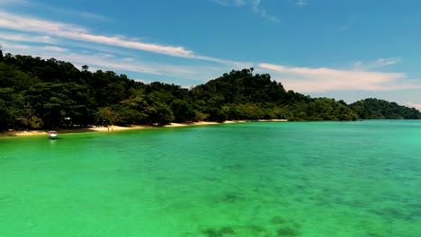 4K-Cinematic-nature-drone-footage-of-a-panoramic-aerial-view-of-the-beautiful-beaches-and-islands-surrounding-the-island-of-Koh-Lanta-in-Krabi,-South-Thailand,-on-a-sunny-day