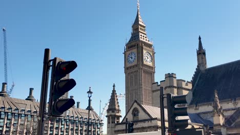 Shot-of-The-Big-Ben-with-traffic-lights-in-foreground-in-London,-England