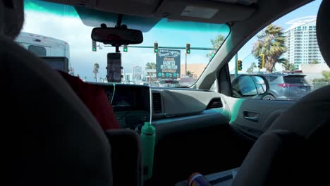 Rückseite-Des-Taxifahrers-Und-Beifahrers-Im-Taxi-Während-Der-Fahrt-Zum-Ziel-In-Las-Vegas