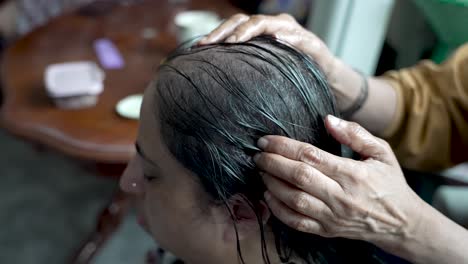 Se-Masajea-Aceite-En-La-Cabeza-Mostrando-Signos-De-Pérdida-De-Cabello.