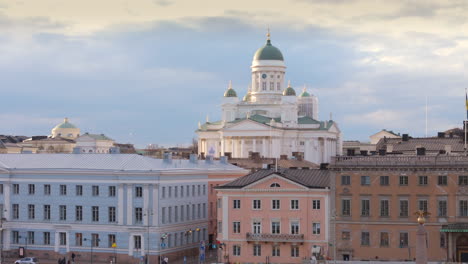 El-Elevador-Aéreo-Revela-Una-Toma-De-La-Catedral-De-Helsinki-Con-Su-Icónica-Cúpula-Verde,-Finlandia