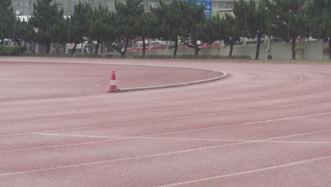 Día-Lluvioso-En-Una-Cancha-Vacía,-Pista-De-Atletismo-De-Grava-Bajo-La-Lluvia,-Campo-Deportivo-Kwai-Chung-Hong-Kong