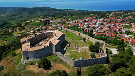 Drone-circling-the-Frankish-Castle-of-Chlemoutsi,-sunny-day-in-Kastro,-Greece