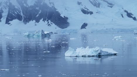 Eisberge-Und-Meer-In-Der-Antarktis,-Wunderschöne-Dramatische-Blaue-Küstenlandschaft-Und-Meereslandschaft-An-Der-Küste-Der-Antarktis,-Eisige-Wintermeerszene-Mit-Eis