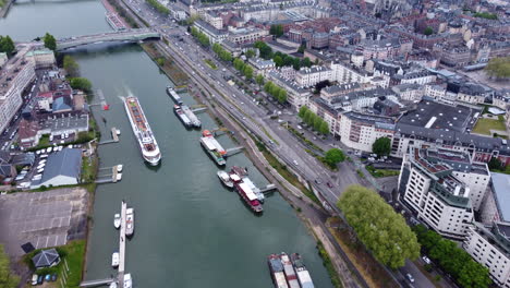 Barcos-Y-Barcazas-En-El-Río-Sena-En-Rouen,-Francia-Durante-El-Día,-Vista-Aérea.