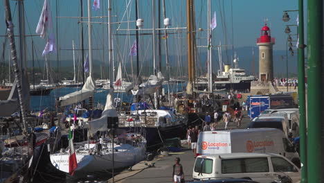 Geschäftiger-Hafen-Mit-Segelbooten-An-Der-Französischen-Riviera