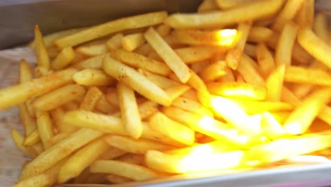 Ein-Häuptling-Streut-Salz-Auf-Pommes-Frites,-Nahaufnahme,-Eingefügte-Aufnahme