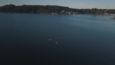 Toma-Aérea-De-Un-Dron-De-Amigos-Haciendo-Paddle-Surf-En-El-Lago