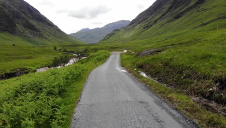 Niedrige-Drohnenluftaufnahme-Eines-Porsche-GT3-In-Der-Nähe-Von-Glencoe-Und-Glen-Etive