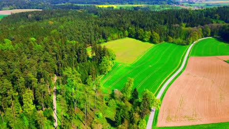 Atemberaubende-Drohnenaufnahmen-Einer-Gemischten-Landwirtschaftlichen-Und-Bewaldeten-Landschaft