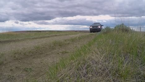 Vorbeifahrt-Auf-Einem-Ländlichen-Feld-Aus-Einem-Schmutzigen-Nissan-Xterra