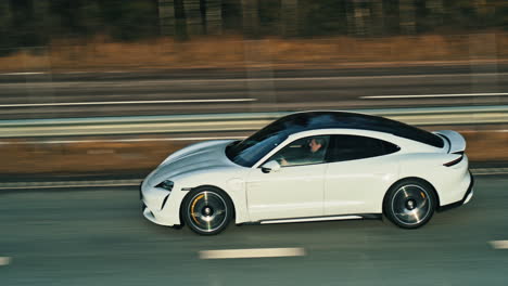 Porsche-Taycan-Blanco-Conduciendo-Por-La-Autopista