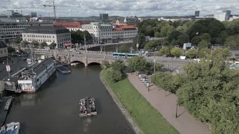 Antena-Baja-Gira-Sobre-Un-Barco-Turístico-En-El-Canal-De-La-Ciudad-De-Gotemburgo,-Suecia