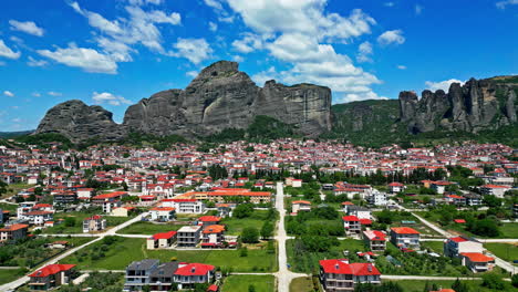 Vista-Aérea-De-La-Ciudad-De-Kalabaka-Con-El-Macizo-Al-Fondo-En-Meteora,-Trikala,-Tesalia-En-Grecia.