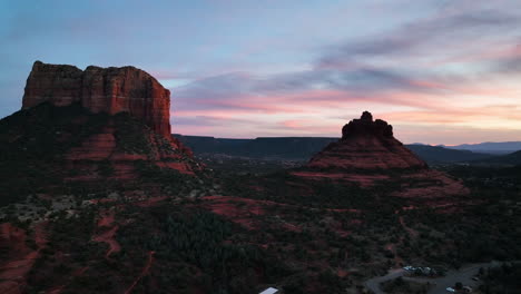 Bell-Rock-And-Courthouse-Buttes-At-Sunset-In-Sedona,-Arizona,-USA