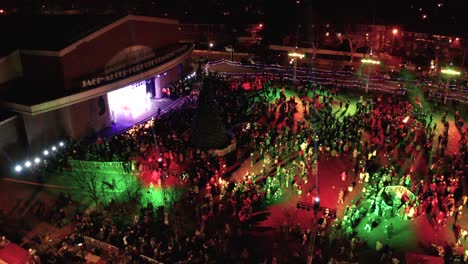 Vista-Aérea-De-La-Multitud-Esperando-Que-Comience-La-Ceremonia-De-Iluminación-Del-árbol-De-Fort-Lee-En-Nueva-Jersey-Durante-La-Navidad