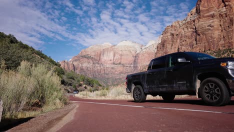 Autos-Auf-Der-Panoramastraße-Im-Zion-Nationalpark