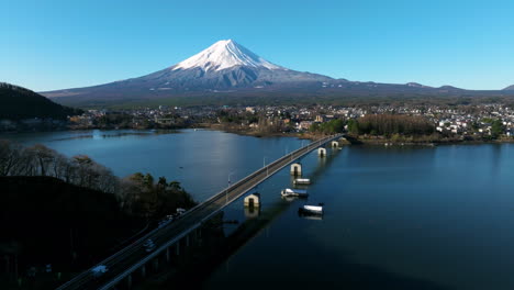 Berg-Fuji-Und-Kawaguchiko-Ohashi-Brücke-Bei-Sonnenaufgang-In-Japan