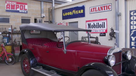 Coche-Antiguo-Rojo-En-Una-Antigua-Estación-De-Servicio-De-Gasolina.