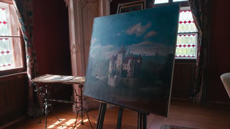 Sala-Julijana-En-El-Castillo-De-Trakošćan,-Con-Un-Caballete-Con-Una-Pintura-Del-Castillo