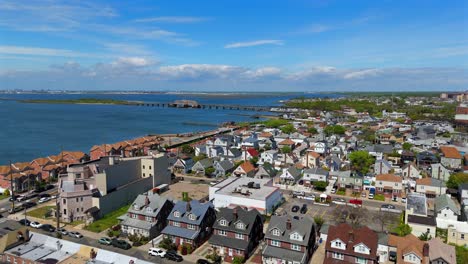 Eine-Luftaufnahme-Eines-Wohnviertels-In-Far-Rockaway,-Queens-In-New-York-An-Einem-Sonnigen-Tag