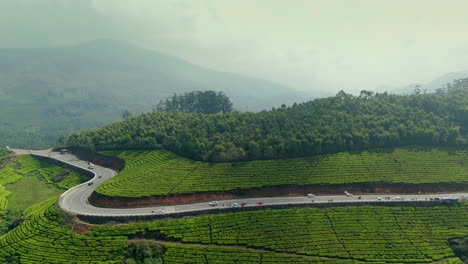 Panorama-Der-Wunderschönen-Nebligen-Teeplantage,-Erstklassige-Teeplantagen-In-Den-Hügeln-Von-Munnar,-Kerala,-Indien