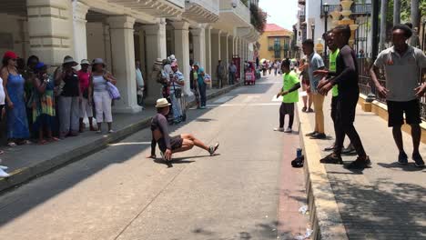 Bailarines-Colombianos-Bailando-Breakdance-En-El-Centro-Histórico-De-Cartagena-Colombia-En-Una-Tarde-Soleada