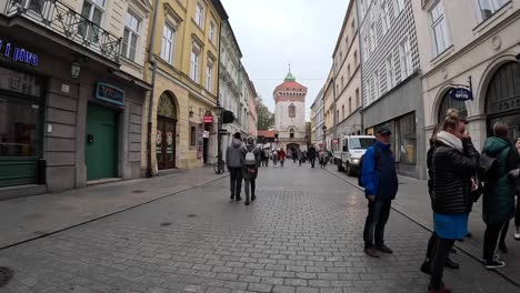 Vista-Hyperlaps,-Caminando-Por-El-Casco-Antiguo-De-Cracovia,-Polonia