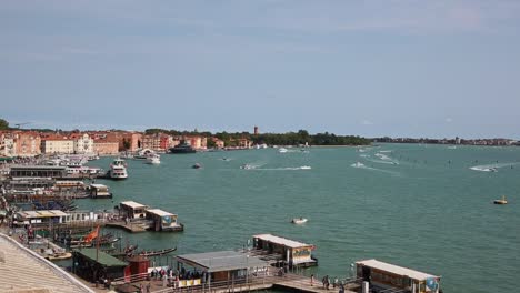 Barcos-Y-Góndolas-Anclados-En-Muelles-Junto-Al-Palacio-Ducal-De-Venecia,-Italia
