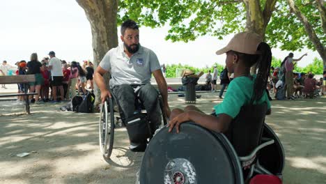 Toma-En-Cámara-Lenta-De-Un-Hombre-Discapacitado-Enseñando-A-Los-Niños-A-Usar-Una-Silla-De-Ruedas