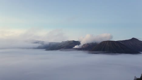 Mar-De-Niebla-En-El-Monte-Bromo,-Java-Oriental