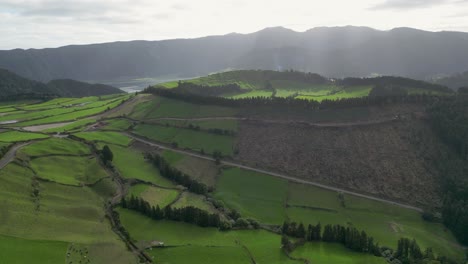 Blick-Auf-Die-Städte-Sete-In-Der-Nähe-Des-Aussichtspunkts-Miradouro-Da-Grota-Do-Inferno,-Insel-São-Miguel,-Azoren,-Portugal