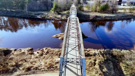 Puente-Dzelzitis-Que-Cruza-El-Río-Gauja-En-Valmiera,-Letonia