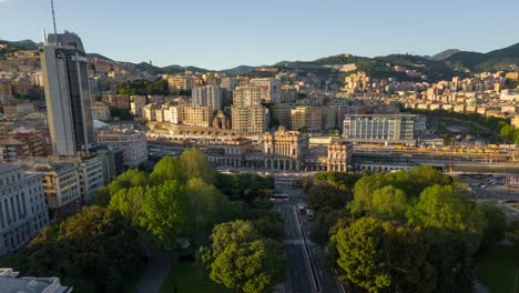 Timelapse-Aéreo-Del-Centro-De-La-Ciudad-De-Génova-Que-Muestra-Tráfico-Dinámico-Y-Arquitectura-Histórica.