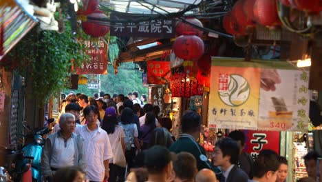 In-Der-Alten-Straße-Von-Jiufen,-Einem-Charmanten-Taiwanesischen-Bergdorf,-Wimmelt-Es-Von-Menschenmassen,-Die-Durch-Die-Engen-Gassen-Mit-Essensständen,-Souvenirläden-Und-Malerischen-Geschenkboutiquen-Schlendern