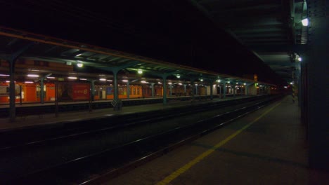 Vista-De-Derecha-A-Izquierda-De-Una-Estación-De-Tren-Vacía-En-Medio-De-La-Noche.