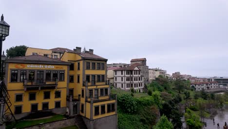 Trabzon,-Türkei:-Überqueren-Sie-Eine-Brücke-Und-Beobachten-Sie-Einen-Park,-Der-Sich-Bis-Zum-Schwarzen-Meer-Erstreckt-Und-Malerische-Ausblicke-Und-Eine-Ruhige-Atmosphäre-Bietet